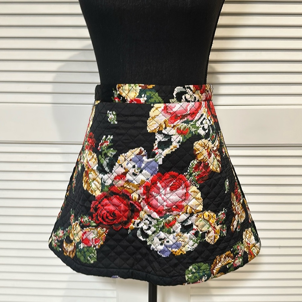 Forever 21 Quilted Floral A-Line Skirt (Size Large)